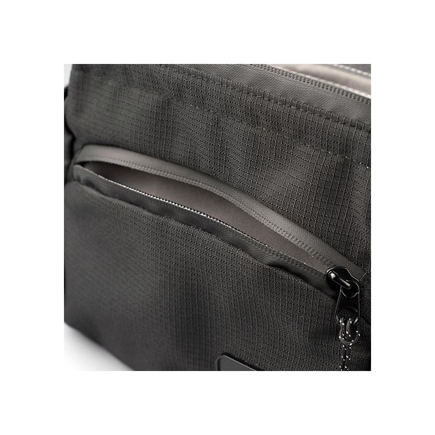 Laguna Cosmetic Bag 4L in Material Recycled from the Oceans
